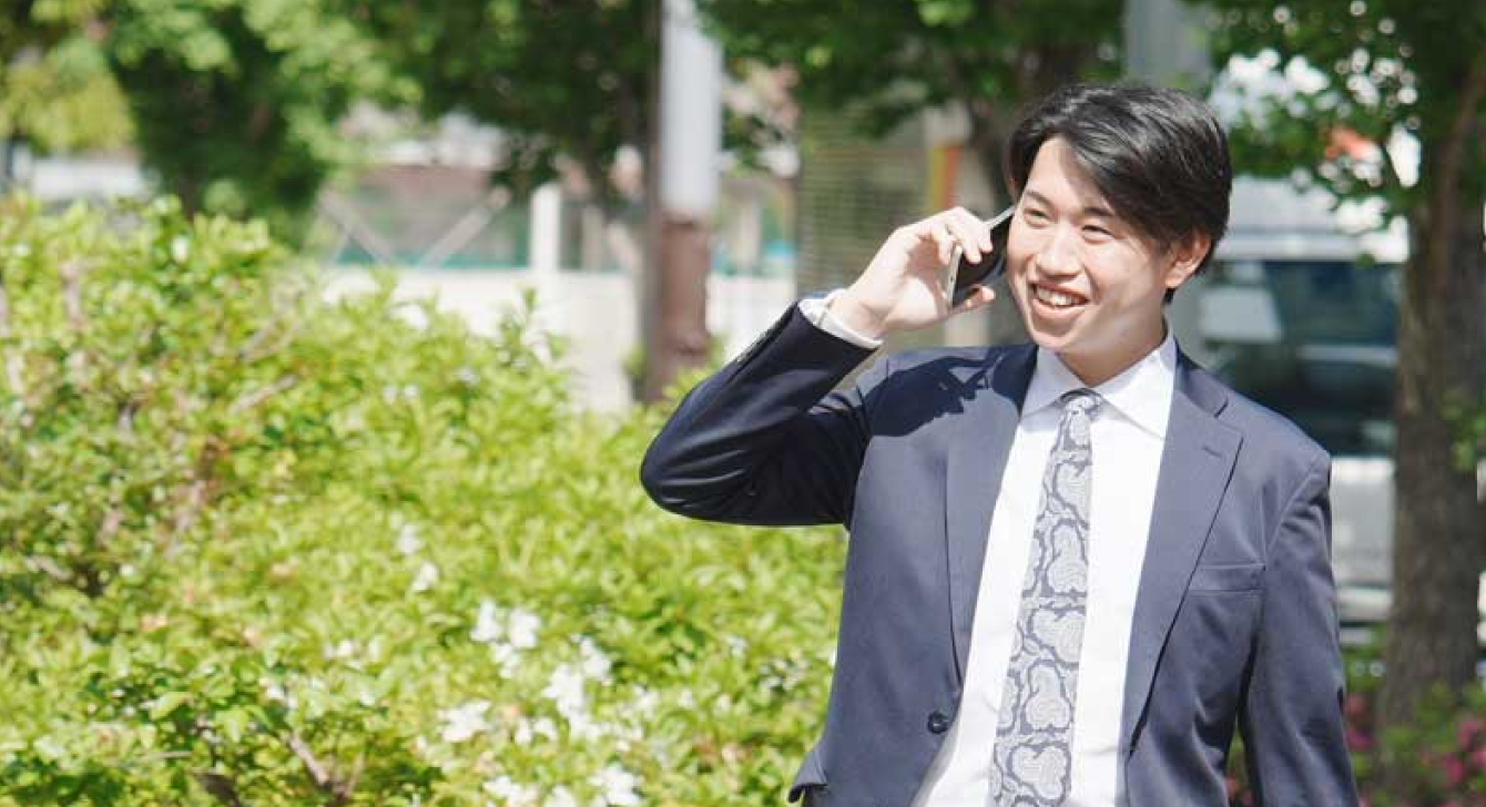 電話をかけている画像