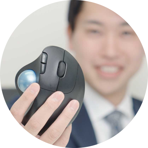 男性がマウスを持っている写真